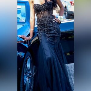 SELLING MY PROM DRESS WILLING TO NEGOTIATE